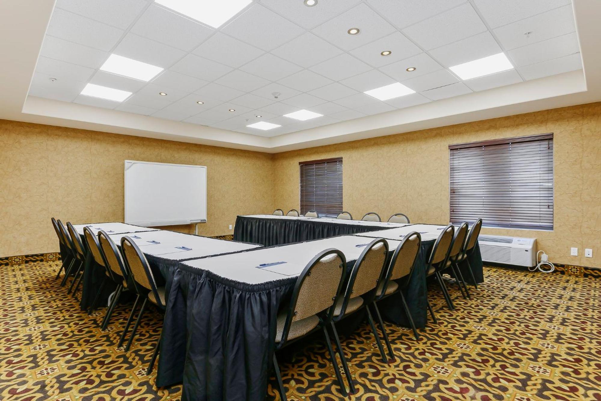 Holiday Inn Express & Suites Whitecourt By Ihg Exterior foto